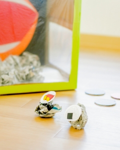 新聞紙を丸めて作ったさつまいもとおにぎり