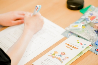 用紙に記入する様子